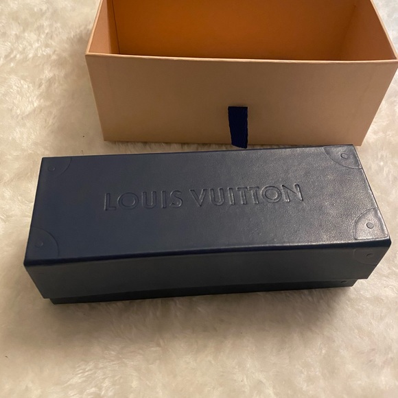 Louis Vuitton Unisex Sunglass - Picture 7 of 10